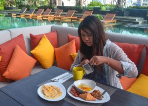 Breakfast by Swimming Pool, Holiday Inn Bangkok Sukhumvit 22