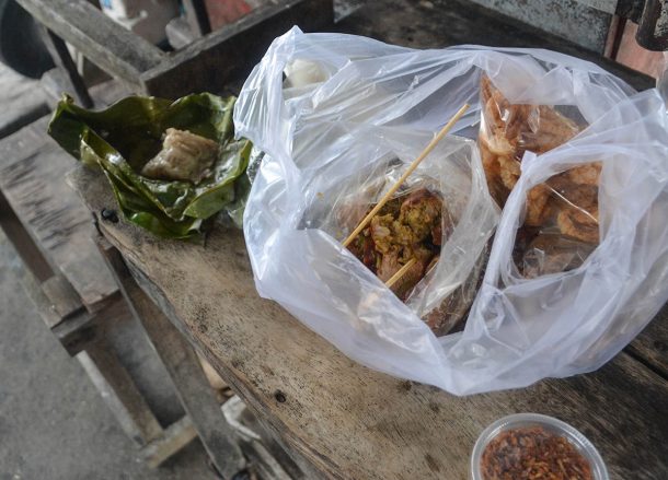 Lanna Snacks, Best Northern Thai Sausage in Chiang Mai Mae Hia Market