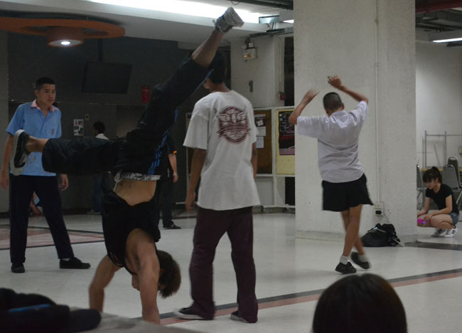 Bangkok Student Life - Evenings in Sripatum University - Break Dancing