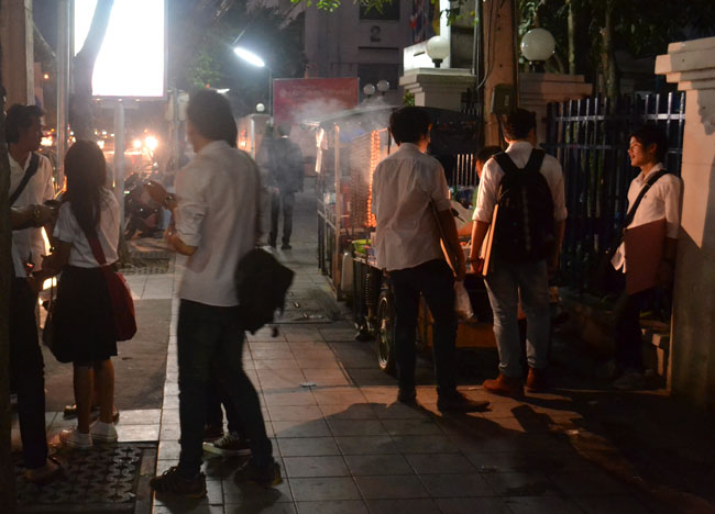 Bangkok Student Life - Evenings in Sripatum University - Isan Sausages Street Food