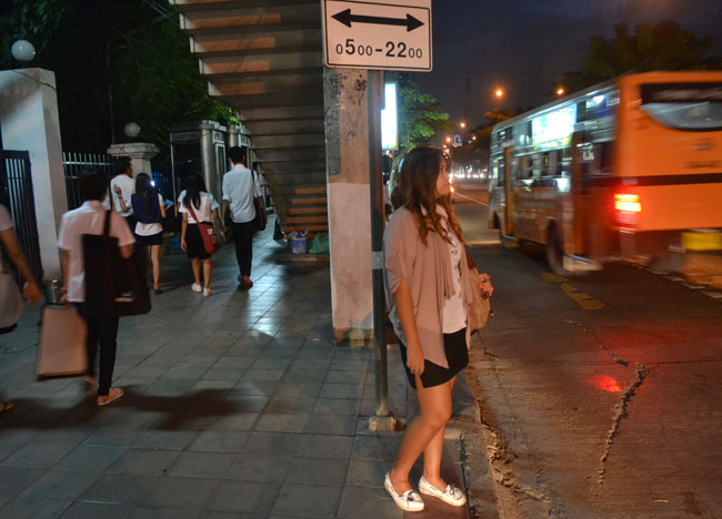 Bangkok Student Life - Evenings in Sripatum University - Waiting for Bus / Van