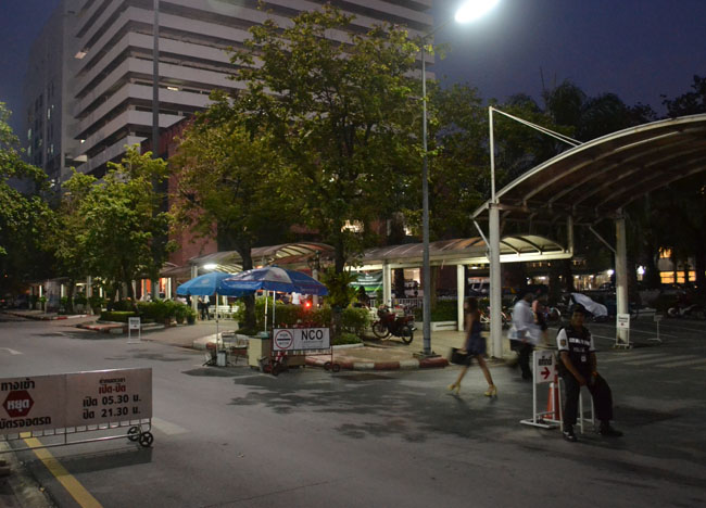 Bangkok Student Life - Evenings in Sripatum University - Front of SPU