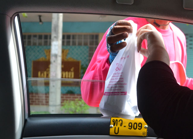 Deep Fried Bananas - Kuay Tod in Bangkok - Buying through Window