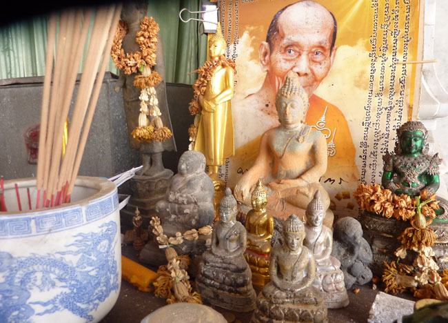 Wat Tri Thotsathep Worawihan - Bangkok Temple - Phra Phuttha Shrine