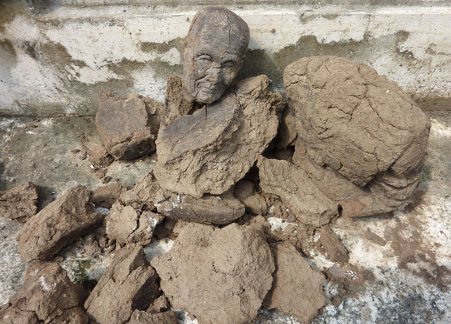 Wat Tri Thotsathep Worawihan - Bangkok Temple - Broken Mud Monk Statue