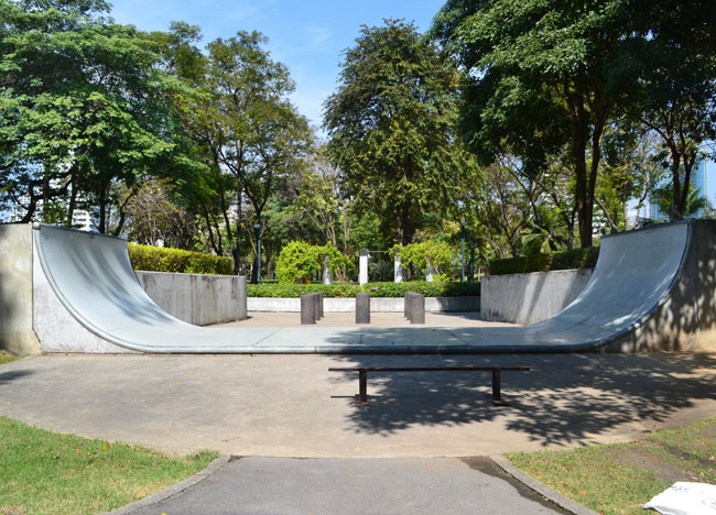 Life in Southeast Asia - Cycling in Benjakiti Park Bangkok - Skate Park