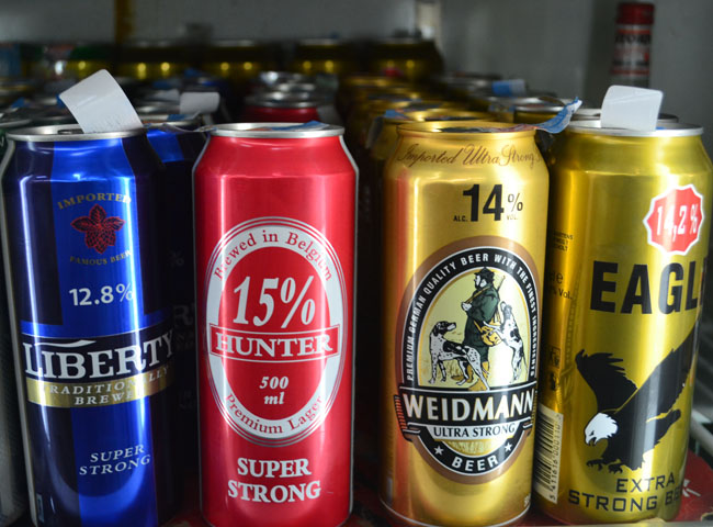 Life in Southeast Asia - Super Strong Beer in Malaysia - Weidmann Extra - Corner Shop