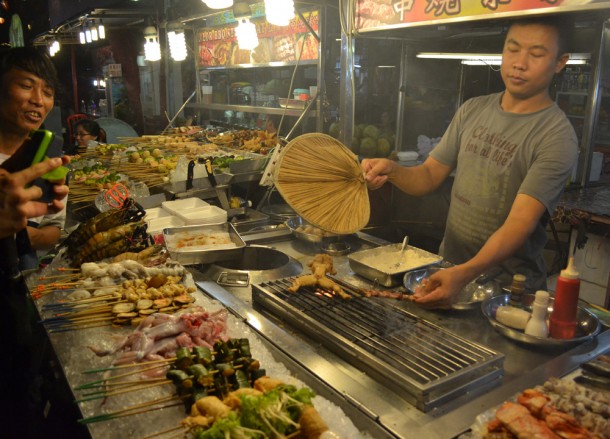 roadside-grills-shrimp-skewers-jalan-alor-kl-malaysia
