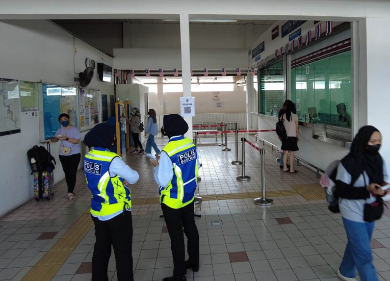 Immigration-at-Thai-Malaysia-Border-Train-Tickets-from-Padang-Besar-to-Bangkok-or-Hat-Yai-Thailand