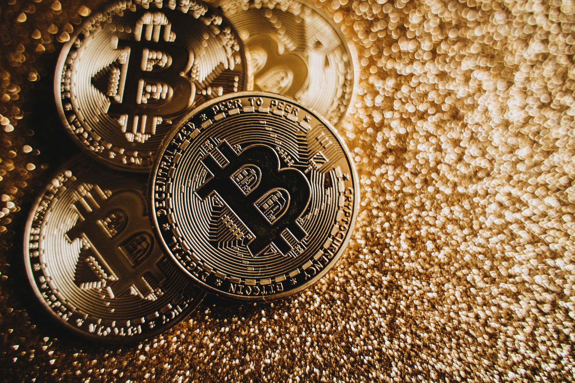 Using Bitcoin Across Borders: Wallets, Network Fees and Exchange-Rate Risk Explained